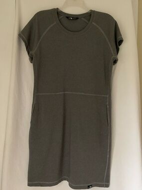 The North Face gray short raglan sleeve casual dress with pockets